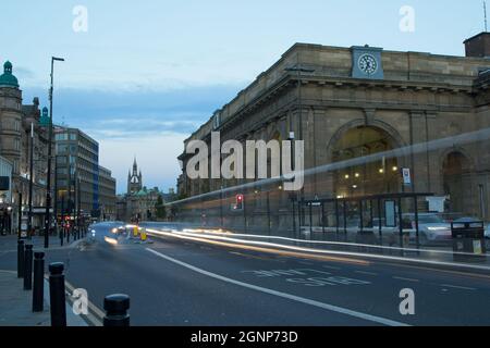 Inaugurato nell'agosto 1850, la stazione centrale di Newcastle si trova in Neville Street, nel centro della città. Servita dalla linea principale Nord Est, questa stazione collega con Foto Stock