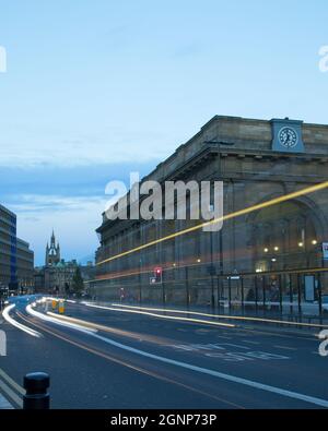 Inaugurato nell'agosto 1850, la stazione centrale di Newcastle si trova in Neville Street, nel centro della città. Servita dalla linea principale Nord Est, questa stazione collega con Foto Stock