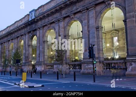 Inaugurato nell'agosto 1850, la stazione centrale di Newcastle si trova in Neville Street, nel centro della città. Servita dalla linea principale Nord Est, questa stazione collega con Foto Stock