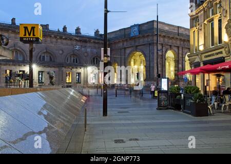 Inaugurato nell'agosto 1850, la stazione centrale di Newcastle si trova in Neville Street, nel centro della città. Servita dalla linea principale Nord Est, questa stazione collega con Foto Stock