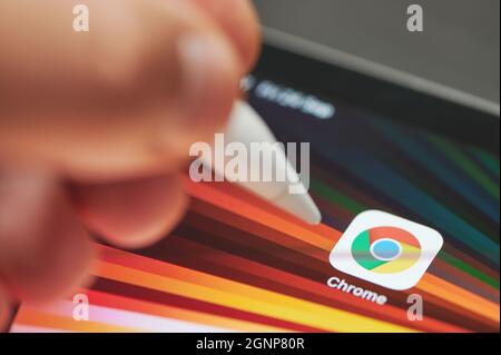 New york, Stati Uniti d'America - Settembre 24 2021: Avvia google Chrome browser sullo schermo di ipad primo piano con penna Foto Stock