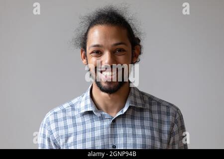 Testa ritratto sorridente afroamericano su sfondo grigio Foto Stock