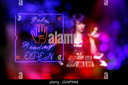 Letture di carte Tarocchi Neon Sign in Window with Psychic Tarot Card Reader Blurred in background Foto Stock