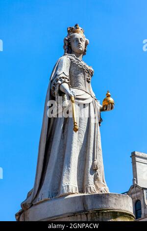 Statua della regina Anna eretta nel 1712 fuori dalla cattedrale di St Paul a Londra, Inghilterra, che è un popolare punto di riferimento turistico, destinazione di attrazione, Foto Stock