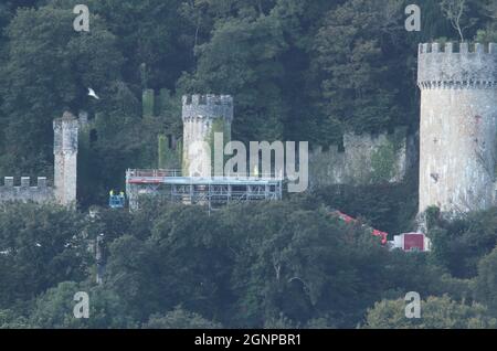 Il castello di Gwrych ad Abergele Galles è in fase di trasformazione da ITV in un campeggio medievale per i'm a Celebrity Get me out di qui 2021, le preparazioni al castello sono in corso come ultimo spettacolo di immagini Foto Stock