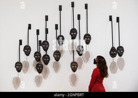 Londra, Regno Unito. 27 settembre 2021. Un membro dello staff vede 'Chorus', 2016, da Theaster Gates. Anteprima di “A Clay Sermon”, una nuova mostra dell’artista Chicago Theaster Gates. L'esposizione, un'indagine sul significato dell'argilla nel commercio globale, l'espansione coloniale, la schiavitù e l'abolizionismo nel Regno Unito, è in mostra alla Whitechapel Gallery dal 29 settembre al 9 gennaio 2022. Credit: Stephen Chung / Alamy Live News Foto Stock