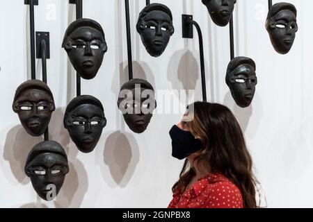 Londra, Regno Unito. 27 settembre 2021. Un membro dello staff vede 'Chorus', 2016, da Theaster Gates. Anteprima di “A Clay Sermon”, una nuova mostra dell’artista Chicago Theaster Gates. L'esposizione, un'indagine sul significato dell'argilla nel commercio globale, l'espansione coloniale, la schiavitù e l'abolizionismo nel Regno Unito, è in mostra alla Whitechapel Gallery dal 29 settembre al 9 gennaio 2022. Credit: Stephen Chung / Alamy Live News Foto Stock