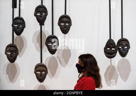 Londra, Regno Unito. 27 settembre 2021. Un membro dello staff vede 'Chorus', 2016, da Theaster Gates. Anteprima di “A Clay Sermon”, una nuova mostra dell’artista Chicago Theaster Gates. L'esposizione, un'indagine sul significato dell'argilla nel commercio globale, l'espansione coloniale, la schiavitù e l'abolizionismo nel Regno Unito, è in mostra alla Whitechapel Gallery dal 29 settembre al 9 gennaio 2022. Credit: Stephen Chung / Alamy Live News Foto Stock