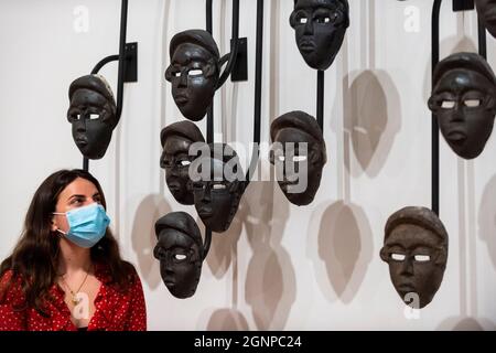 Londra, Regno Unito. 27 settembre 2021. Un membro dello staff vede 'Chorus', 2016, da Theaster Gates. Anteprima di “A Clay Sermon”, una nuova mostra dell’artista Chicago Theaster Gates. L'esposizione, un'indagine sul significato dell'argilla nel commercio globale, l'espansione coloniale, la schiavitù e l'abolizionismo nel Regno Unito, è in mostra alla Whitechapel Gallery dal 29 settembre al 9 gennaio 2022. Credit: Stephen Chung / Alamy Live News Foto Stock