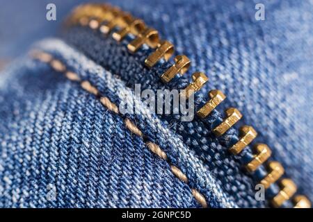 Dettaglio della cerniera aperta su jeans blu, primo piano Foto Stock