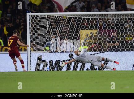 Roma, Italia. 26 settembre 2021. Il Jordan Veretout di Roma segna il calcio di punizione durante una partita di calcio della Serie A tra Lazio e Roma a Roma, il 26 settembre 2021. Credit: Augusto Casasoli/Xinhua/Alamy Live News Foto Stock