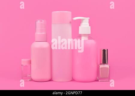 Vari prodotti per l'igiene di colore rosa stereotipo commercializzati per le donne Foto Stock