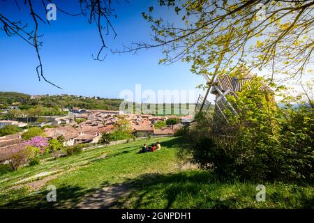 Mulino a vento la Sallette e villaggio di Lautrec, Tarn, Francia Foto Stock