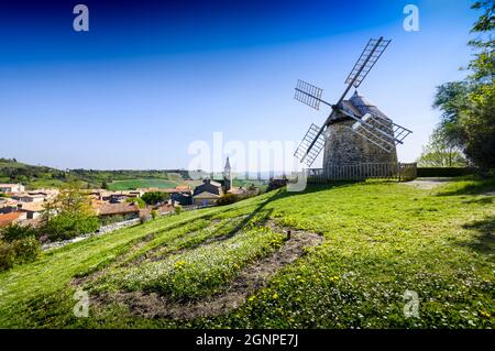 Mulino a vento la Sallette e villaggio di Lautrec, Tarn, Francia Foto Stock