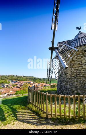 Mulino a vento la Sallette e villaggio di Lautrec, Tarn, Francia Foto Stock