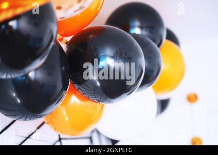 Soggiorno decorato a tema di Halloween. Stile di vita Halloween stagione famiglia interni. Tradizionale sfondo decorazioni Halloween. Foto Stock