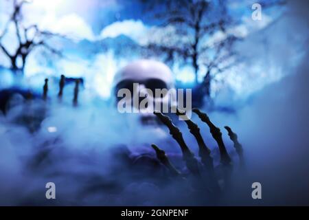 Scheletro mano zombie Rising fuori dal cimitero - Halloween Foto Stock