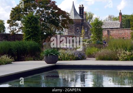 Flowerpot presso lo Stagno nel Victorian Weston Walled Paradise Garden a RHS Garden Bridgewater, Worsley, Manchester, Regno Unito. Foto Stock