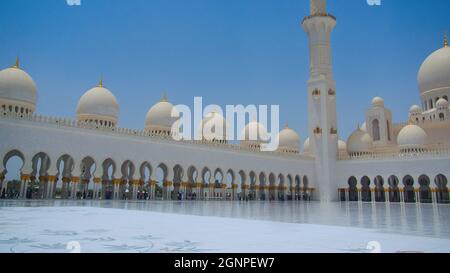ABU DHABI, EMIRATI ARABI UNITI - 31 lug 2019: Sheikh Zayed Grand Mosque, Emirati Arabi Uniti - 31 2019 luglio: Magnifiche cupole, palme dorate lasciare c Foto Stock