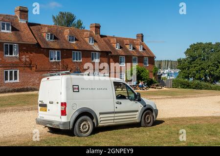 Bucklers Hard, un pittoresco villaggio e popolare attrazione turistica nella New Forest in Hampshire, Inghilterra, Regno Unito, con un furgone Beaulieu Estate parcheggiato Foto Stock