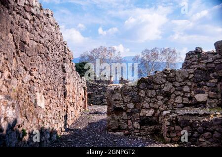 Le rovine di una città romana un tempo grande e prospera nel sud dell'Italia sono a breve distanza dal Vesuvio presso il Parco Archeologico di Pompei. Foto Stock