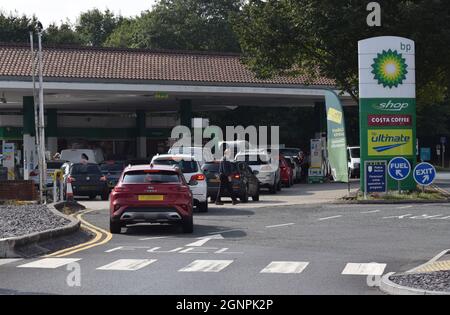 Un edificio di coda di carburante in una stazione di rifornimento britannica come gli automobilisti britannici Panic Comprare benzina e diesel nella crisi di carburante di settembre e ottobre 2021. Foto Stock