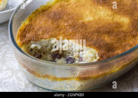 Dessert al budino di riso con uvetta e cannella da vicino Foto Stock