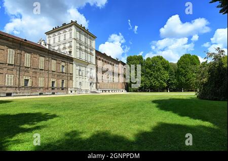 Il Palazzo reale Savoia dai giardini interni Torino, Italia Foto Stock