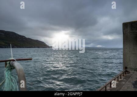 Pioggia tempesta e sole sopra Lough Swilly e Lenan Bay nella contea di Donegal, Irlanda. Foto Stock