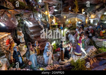 Presepe di Natale tradizionale provenzale - primo piano su Santons Foto Stock