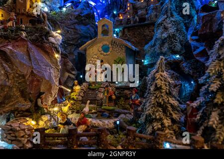 Presepe di Natale tradizionale provenzale - primo piano su Santons Foto Stock