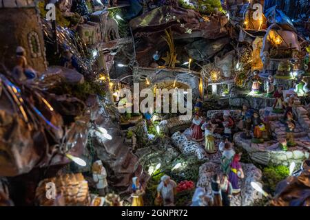 Presepe di Natale tradizionale provenzale - primo piano su Santons Foto Stock