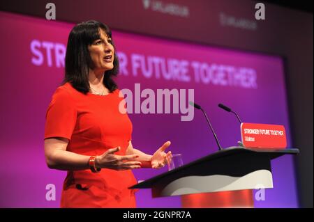 Brighton, Inghilterra. 27 settembre 2021. Rachel Reeves, Cancelliere ombra dello scacchiere, ha tenuto il suo discorso sull'economia, il commercio, durante la sessione mattutina del terzo giorno della conferenza annuale del Partito laburista al Brighton Centre. Kevin Hayes/Alamy Live News Foto Stock