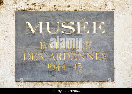 Europa, Lussemburgo, Wiltz, Schlass Wolz (Castello di Wiltz) con indicazione per il Musée Bataille des Ardennes 1944-45 Foto Stock
