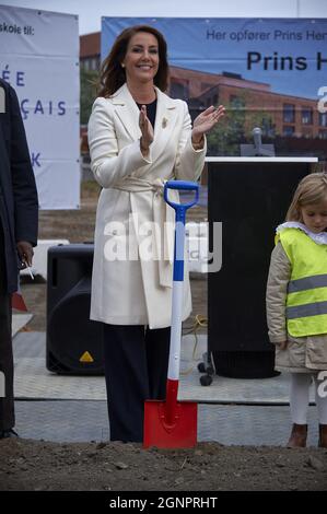 27 settembre 2021, Copenaghen, Danimarca. La principessa Marie di Danimarca fa il primo sodo per i nuovi edifici della scuola del Principe Henrik (Lycee Francais Prince Henrik) a Frederiksberg, Copenhagen, Danimarca, il 27 settembre 2021. Prins Henriks Skole è una scuola internazionale con 800 studenti con circa 40 diverse nazionalità di età compresa tra i 3-18 anni. Photo by Stefan Lindblom/Stella Pictures/ABACAPRESS.COM Credit: Abaca Press/Alamy Live News Foto Stock