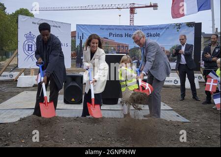 27 settembre 2021, Copenaghen, Danimarca. La principessa Marie di Danimarca fa il primo sodo per i nuovi edifici della scuola del Principe Henrik (Lycee Francais Prince Henrik) a Frederiksberg, Copenhagen, Danimarca, il 27 settembre 2021. Prins Henriks Skole è una scuola internazionale con 800 studenti con circa 40 diverse nazionalità di età compresa tra i 3-18 anni. Photo by Stefan Lindblom/Stella Pictures/ABACAPRESS.COM Credit: Abaca Press/Alamy Live News Foto Stock