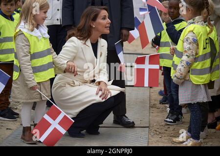 27 settembre 2021, Copenaghen, Danimarca. La principessa Marie di Danimarca fa il primo sodo per i nuovi edifici della scuola del Principe Henrik (Lycee Francais Prince Henrik) a Frederiksberg, Copenhagen, Danimarca, il 27 settembre 2021. Prins Henriks Skole è una scuola internazionale con 800 studenti con circa 40 diverse nazionalità di età compresa tra i 3-18 anni. Photo by Stefan Lindblom/Stella Pictures/ABACAPRESS.COM Credit: Abaca Press/Alamy Live News Foto Stock