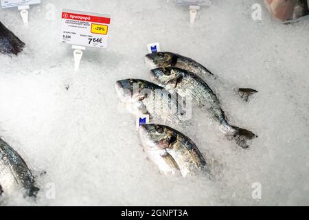 Pesce su ghiaccio nel supermercato a Creta, Grecia Foto Stock