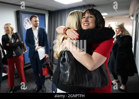 La Cancelliera ombra dello scacchiere, Rachel Reeves (a destra) si congratula con sua sorella Ellie Reeves dopo aver affrontato la conferenza del Partito Laburista a Brighton. Data foto: Lunedì 27 settembre 2021. Foto Stock