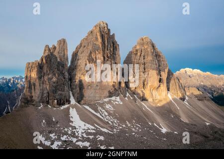 Veduta aerea delle tre Cime di Lavaredo all'alba. Misurina, Auronzo di Cadore, provincia di Belluno, Veneto, Italia, Europa. Foto Stock