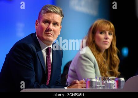 Brighton, Regno Unito. 27 settembre 2021. Il leader del partito laburista Sir Keir Starmer e il vice leader Angela Rayner hanno illustrato alla Conferenza del partito laburista di Brighton del 2021. Data foto: Lunedì 27 settembre 2021. Il credito fotografico dovrebbe essere: Matt Crossick/Empics/Alamy Live News Foto Stock