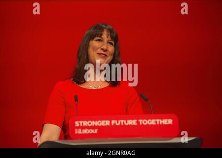 Brighton, Regno Unito 27 settembre 2021. Shadow Chancellor dello scacchiere Rachel Reeves MP Speaking at the Labor Party Conference in Brighton Credit: Rupert Rivett/Alamy Live News Foto Stock