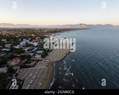 Vista sulle spiagge sabbiose di San Felice Circeo al tramonto, antica città italiana in provincia Latina sul mare tirreno, meta turistica estiva Foto Stock