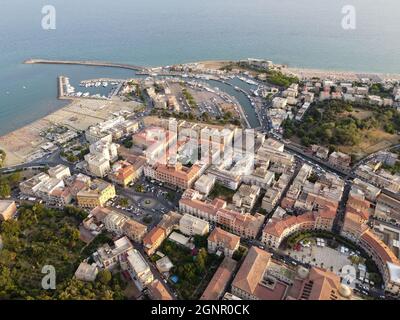 Vista aerea su Terracina, montagne e baia del Mar Tirreno, antica città italiana in provincia di Latina al tramonto Foto Stock