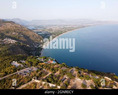 Vista aerea su Terracina, montagne e baia del Mar Tirreno, antica città italiana in provincia di Latina al tramonto Foto Stock