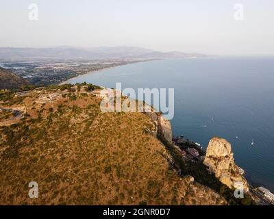 Vista aerea su Terracina, montagne e baia del Mar Tirreno, antica città italiana in provincia di Latina al tramonto Foto Stock