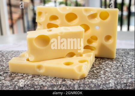 Raccolta di formaggi, emmentaler di formaggio francese semi-duro con buchi rotondi a base di latte di vacca da vicino Foto Stock