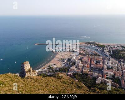 Vista aerea su Terracina, montagne e baia del Mar Tirreno, antica città italiana in provincia di Latina al tramonto Foto Stock
