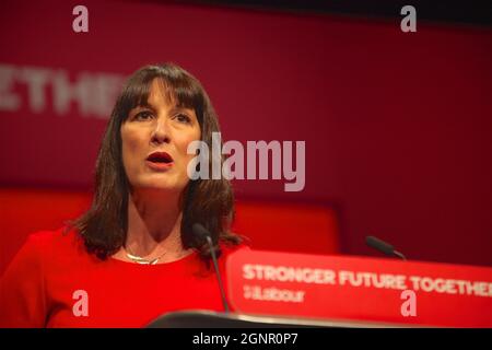 Brighton, Regno Unito 27 settembre 2021. Shadow Chancellor dello scacchiere Rachel Reeves MP Speaking at the Labor Party Conference in Brighton Credit: Rupert Rivett/Alamy Live News Foto Stock