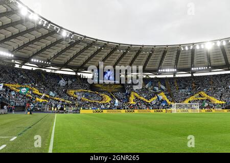 Roma, Italia. 26 settembre 2021. Coreografia laziale durante la Serie Una partita di calcio tra SS Lazio e AS Roma calciò allo stadio Olimpico di Roma, 26 settembre 2021. Foto Antonietta Baldassarre/Insidefoto Credit: Ininsidefoto srl/Alamy Live News Foto Stock